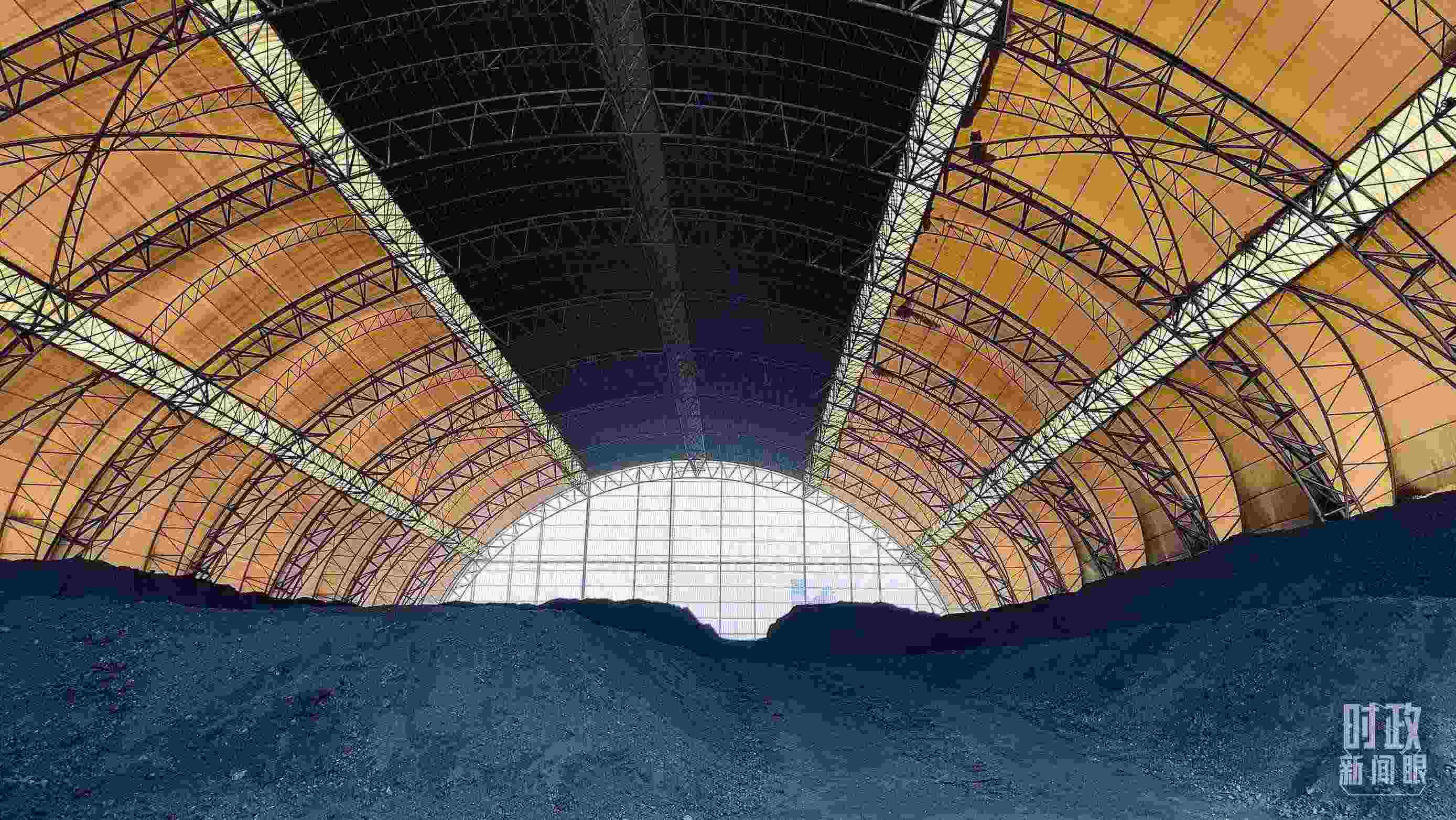 山西瑞光熱電有限責(zé)任公司儲煤場。2022年1月，習(xí)近平來到這里察看煤場儲煤情況。（總臺央視記者楊立峰拍攝）