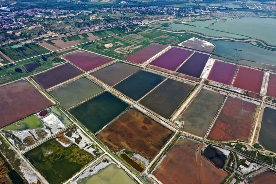 這是2023年7月11日拍攝的山西運(yùn)城鹽湖一角（無人機(jī)照片）。按照“生態(tài)優(yōu)先、保護(hù)為主、適度開發(fā)”的原則，2020年9月，運(yùn)城市全面停止鹽湖范圍內(nèi)的工業(yè)生產(chǎn)活動(dòng)。近年來，千年鹽湖正在向生態(tài)保護(hù)、風(fēng)貌重塑、產(chǎn)業(yè)轉(zhuǎn)型、全域旅游的“綠色發(fā)展”轉(zhuǎn)變。