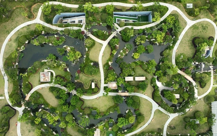 這是2023年6月15日拍攝的以“地上花園+地下治污”設(shè)計(jì)理念建設(shè)的九江市雙溪公園（無人機(jī)照片）。近年來，江西省九江市啟動(dòng)中心城區(qū)水環(huán)境綜合整治工程，通過地下污水治理、岸線生態(tài)修復(fù)、興建“公園式”污水處理廠、城市智慧管網(wǎng)管控等措施，改善水環(huán)境，城市面貌煥然一新。