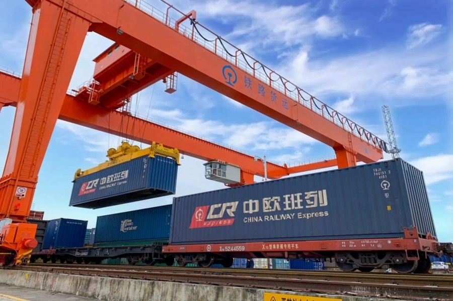 2022年4月29日，在鐵路合肥北站物流基地集裝箱作業(yè)區(qū)，龍門吊吊裝準(zhǔn)備發(fā)運(yùn)的中歐班列集裝箱。