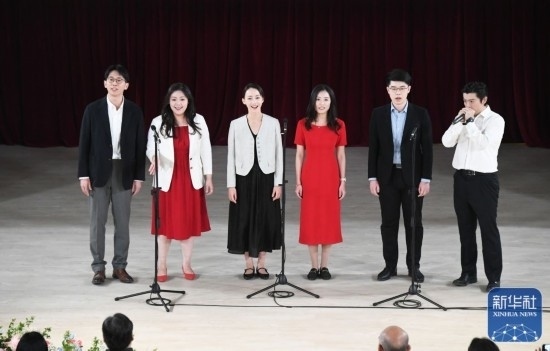 3月21日，國(guó)家開(kāi)發(fā)銀行阿卡貝拉合唱團(tuán)在音樂(lè)會(huì)上演出。新華社記者 任超 攝