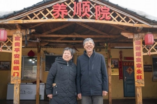 在伊春市友好區(qū)，伊春森工上甘嶺林業(yè)局有限責(zé)任公司溪水林場分公司退休職工劉養(yǎng)順（右）和老伴楊秋娥在自家農(nóng)家院中（3月13日攝）。新華社記者 謝劍飛 攝