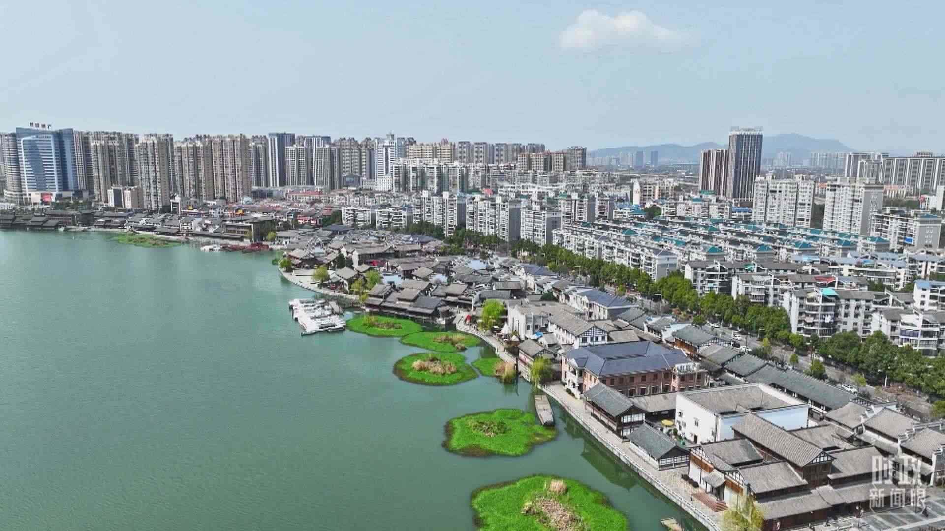 △沅江江畔，常德河街與現(xiàn)代建筑交相輝映。（總臺央視記者范凱拍攝）