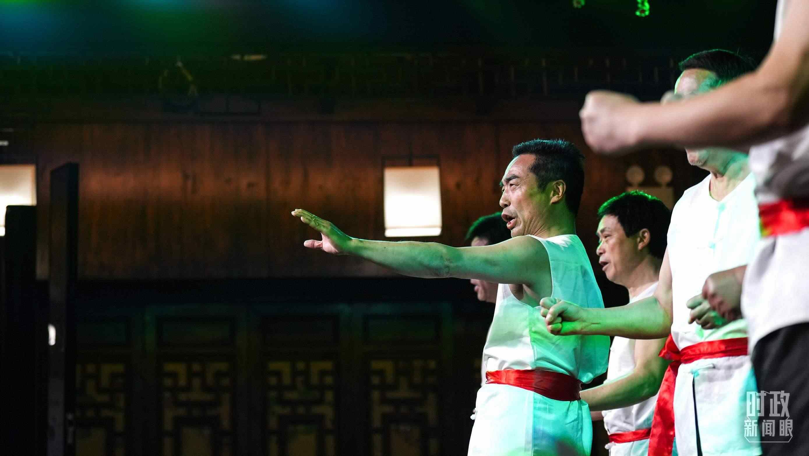 △常德河街，鴛鴦走馬樓上演常德高腔《穆桂英掛帥》和澧水船工號子。（總臺央視記者許永松、國廣記者李晉拍攝）