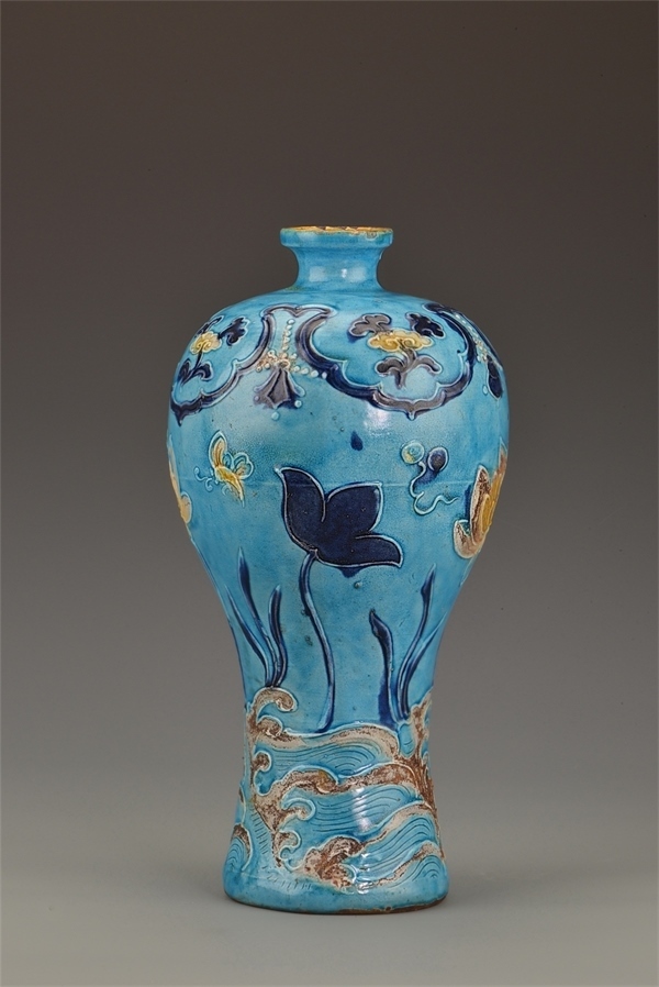 一號沉船出水的琺華彩蓮紋梅瓶。中國文物報社供圖