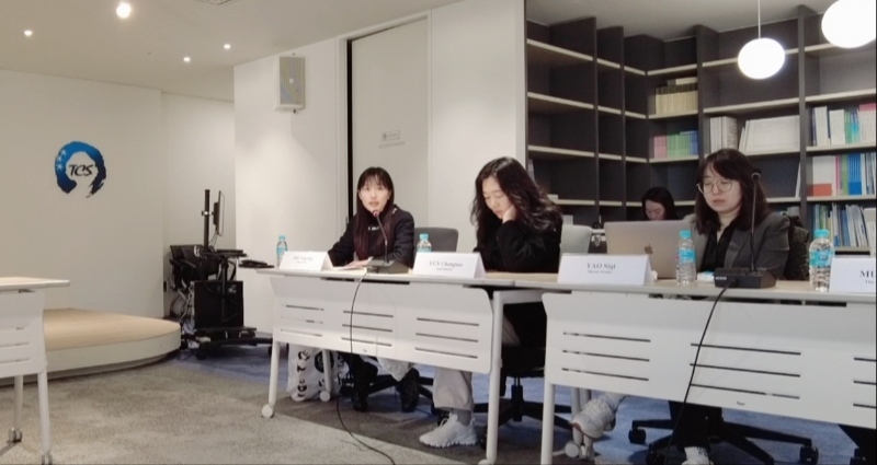 記者（左一）在交流活動上，以加強中日韓三國經(jīng)濟合作、增進三國民眾相互理解為主題發(fā)表演講。權(quán)小星攝