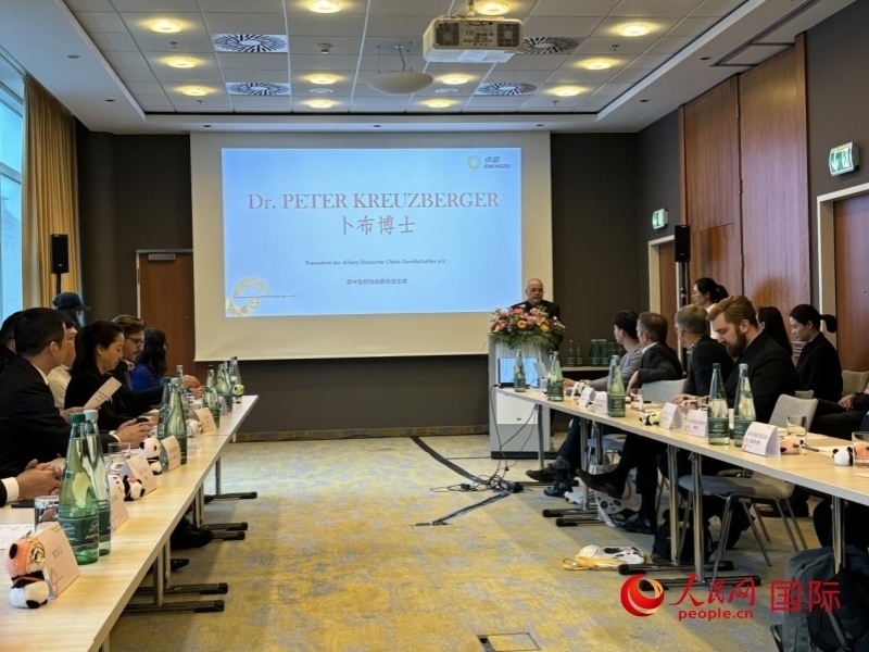 在成都文化旅游（柏林）推介座談會上，德中友好協(xié)會聯(lián)合會主席卜布致辭。人民網(wǎng)記者張慧中攝