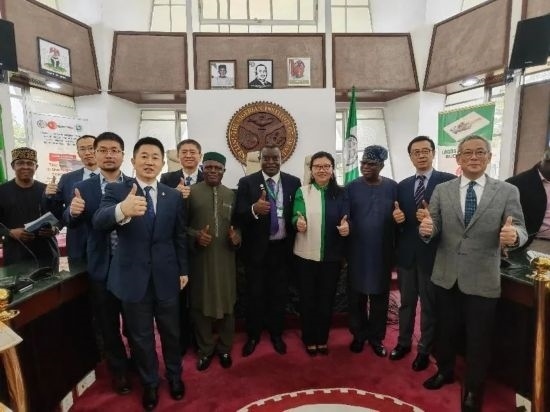 3月21日，與會嘉賓在首屆拉各斯論壇現(xiàn)場合影留念。（圖片由中國駐拉各斯總領(lǐng)事館提供）