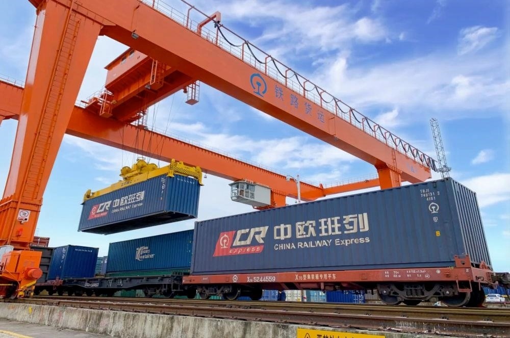 △2022年4月29日，在安徽合肥北站物流基地集裝箱作業(yè)區(qū)，準備發(fā)運的中歐班列集裝箱。