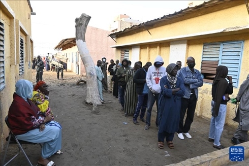 3月24日, 選民在塞內(nèi)加爾首都達喀爾的一處投票站前排隊。新華社發(fā)（登巴·蓋伊攝）