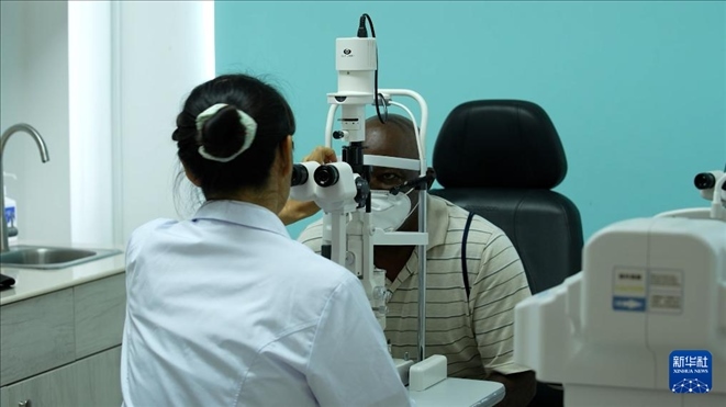 3月4日，在多米尼克羅索的中多友誼醫(yī)院眼科中心，援多醫(yī)療隊(duì)成員、南方醫(yī)科大學(xué)第三附屬醫(yī)院眼科主治醫(yī)師魯志卿為病人做檢查。新華社記者 王朝 攝