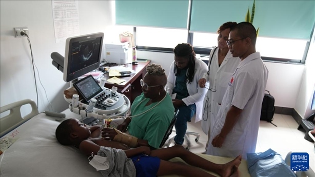 3月4日，在多米尼克羅索的中多友誼醫(yī)院，援多醫(yī)療隊(duì)成員、南方醫(yī)科大學(xué)第五附屬醫(yī)院心血管內(nèi)科主治醫(yī)師駱志鵬與當(dāng)?shù)蒯t(yī)生共同診療。新華社記者 王朝 攝