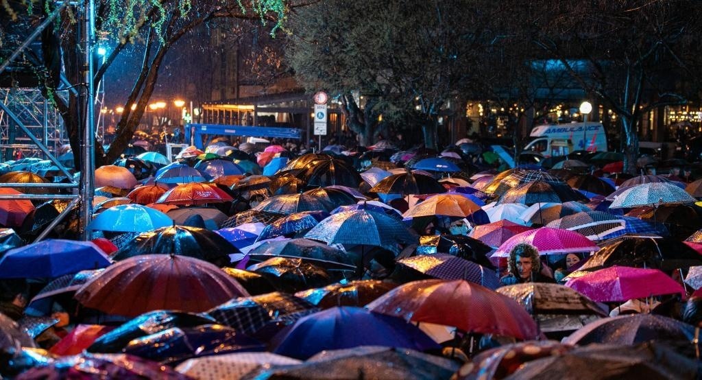 3月24日，在塞爾維亞南部城市普羅庫普列，人們參加北約轟炸南聯(lián)盟遇難者悼念儀式。新華社發(fā)（王韡攝）