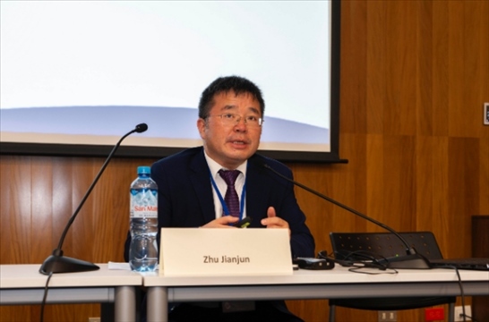 上海外國(guó)語大學(xué)國(guó)際文化交流學(xué)院副院長(zhǎng)朱建軍做專題講座。（秘魯天主教大學(xué)孔子學(xué)院供圖）