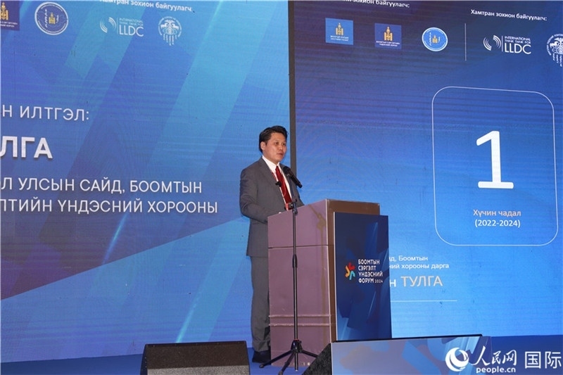 2.圖勒嘎部長做主旨報(bào)告。人民網(wǎng)記者 霍文攝_副本