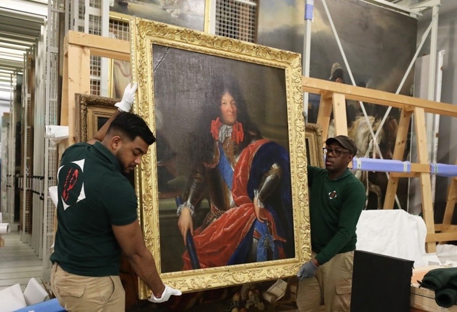  2024年3月11日，在法國(guó)巴黎近郊的凡爾賽宮，工作人員準(zhǔn)備打包油畫(huà)《路易十四戎裝像》。在2024年中法建交60周年暨中法文化旅游年之際，凡爾賽宮和故宮博物院將于4月至6月在故宮共同舉辦“凡爾賽宮與紫禁城”展覽。凡爾賽宮工作人員將70余件法方展品打包裝箱，計(jì)劃在不久之后將其運(yùn)往北京。新華社記者 高靜 攝