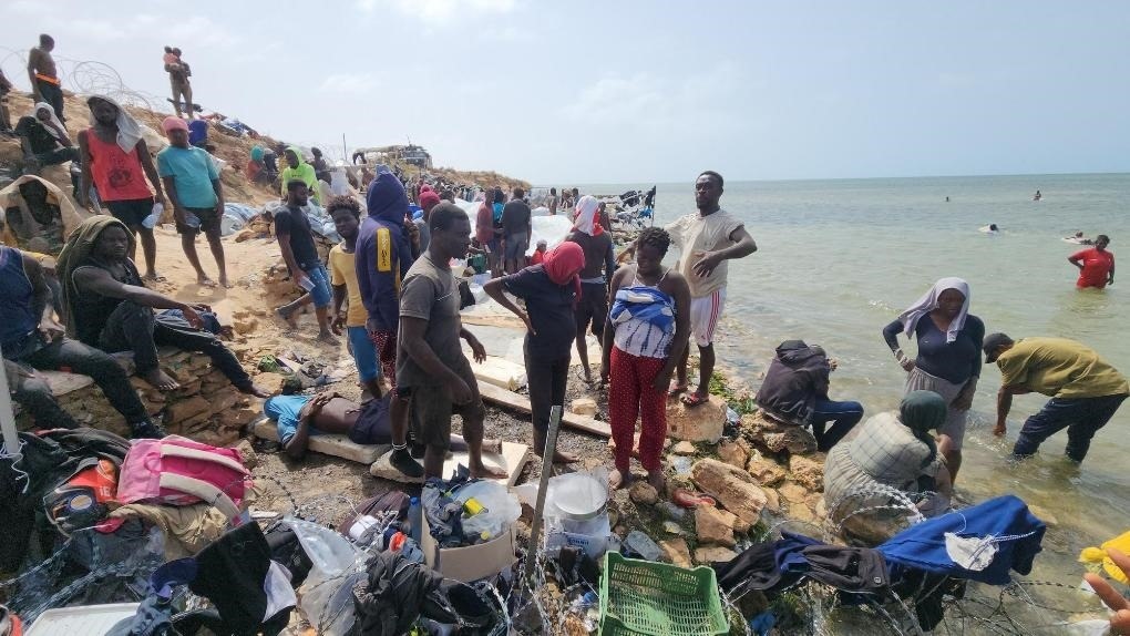 2023年7月26日，在突尼斯與利比亞邊境的艾季迪爾角，眾多移民滯留在地中海海岸邊。新華社發(fā)（哈姆扎·圖爾基亞攝）