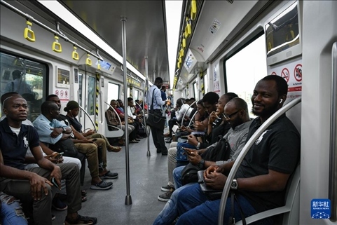 2月28日，在尼日利亞拉各斯，人們乘坐輕軌藍(lán)線列車。新華社記者 韓旭 攝