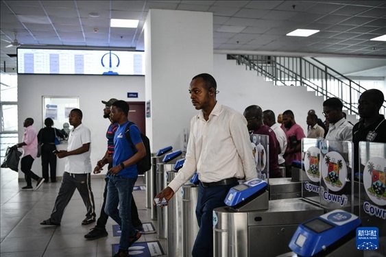 2月28日，在尼日利亞拉各斯，人們在輕軌藍(lán)線碼頭站刷卡出站。新華社記者 韓旭 攝