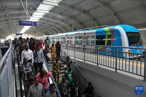 2月28日，在尼日利亞拉各斯，人們在輕軌藍(lán)線碼頭站下車出站。新華社記者 韓旭 攝