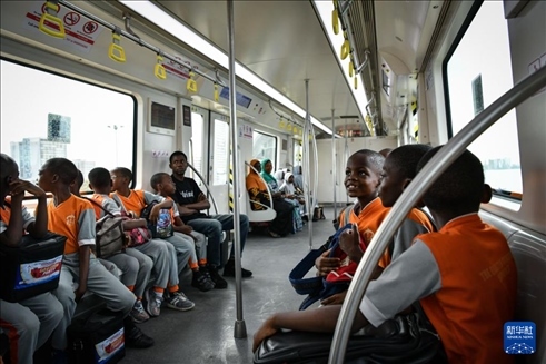 2月28日，在尼日利亞拉各斯，一所小學(xué)的學(xué)生們體驗(yàn)乘坐輕軌藍(lán)線列車。新華社記者 韓旭 攝