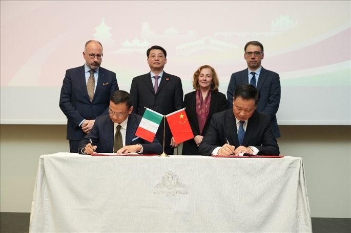 揚(yáng)州市政府與意大利中國(guó)商會(huì)簽署合作協(xié)議。 主辦方供圖