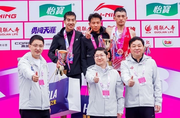 無錫市人民政府副秘書長顧文龍，無錫市體育局黨組書記、副局長楊宇華，海瀾集團黨委副書記、副總裁江南共同為全國馬拉松錦標賽（第一站）男子組前3名頒獎。受訪者供圖