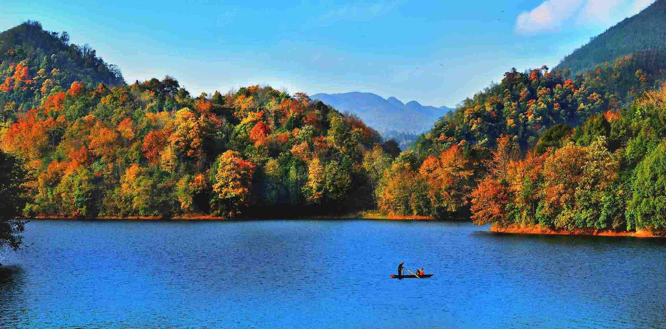 百里杜鵑湖好風(fēng)光。羅冠宇 攝