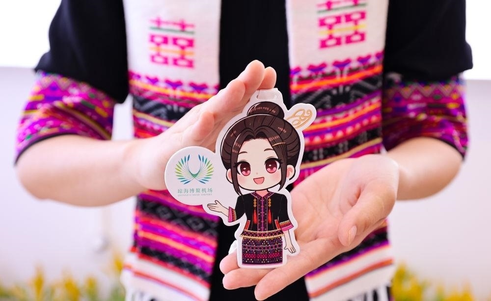 △2024年3月22日，博鰲機(jī)場(chǎng)工作人員展示“博鰲香”香氛卡片。