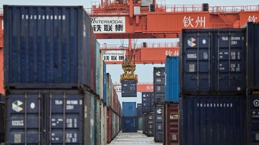 △2023年5月11日，在廣西欽州鐵路集裝箱中心站，塔吊在下卸集裝箱。近年來(lái)，在RCEP政策紅利推動(dòng)下，中國(guó)與東盟產(chǎn)業(yè)合作不斷深化，助力區(qū)域經(jīng)濟(jì)發(fā)展。