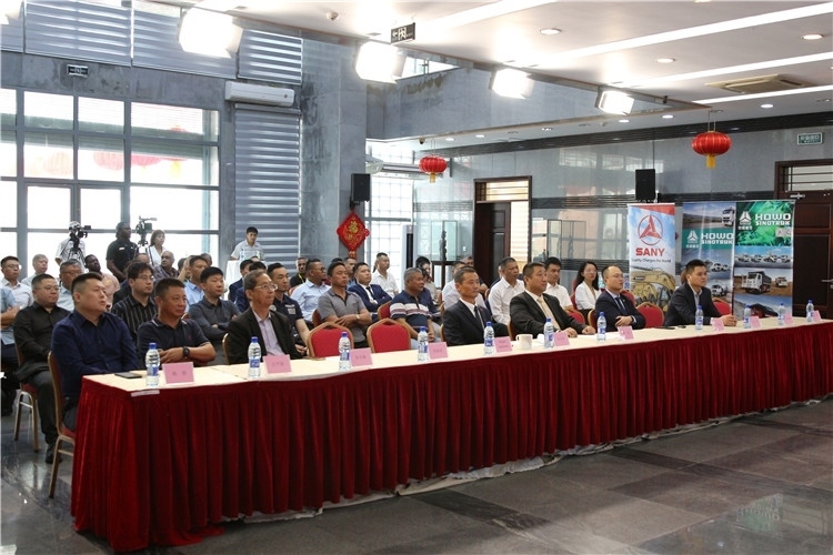 當?shù)貢r間3月26日下午，中國品牌重型機械、載重車輛宣傳推介會在中國駐蘇里南大使館舉行。圖為宣介會現(xiàn)場。中國駐蘇里南大使館供圖