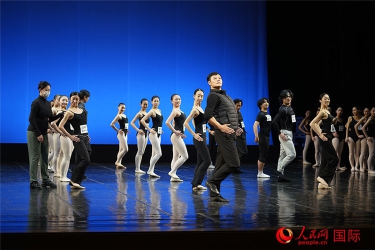 松山芭蕾舞團(tuán)青年代表團(tuán)成員在中央芭蕾舞團(tuán)跟隨中方教師上課。人民網(wǎng)記者 張麗婭攝