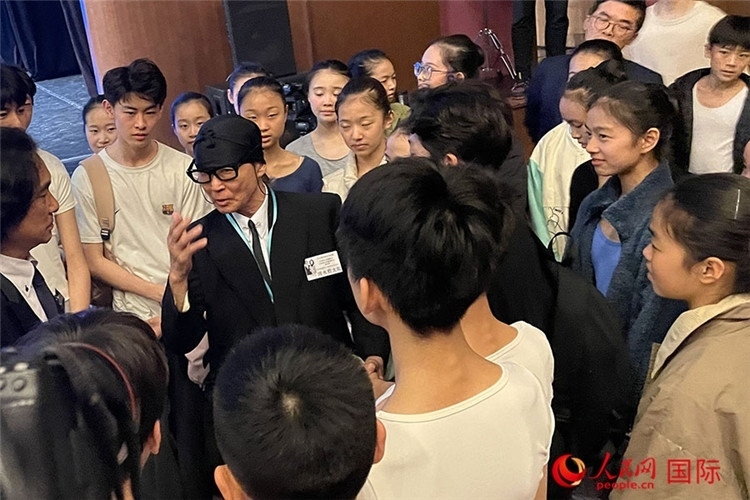 松山芭蕾舞團(tuán)總代表清水哲太郎與中央芭蕾舞團(tuán)舞蹈學(xué)校的學(xué)生們交流。人民網(wǎng)記者 張麗婭攝