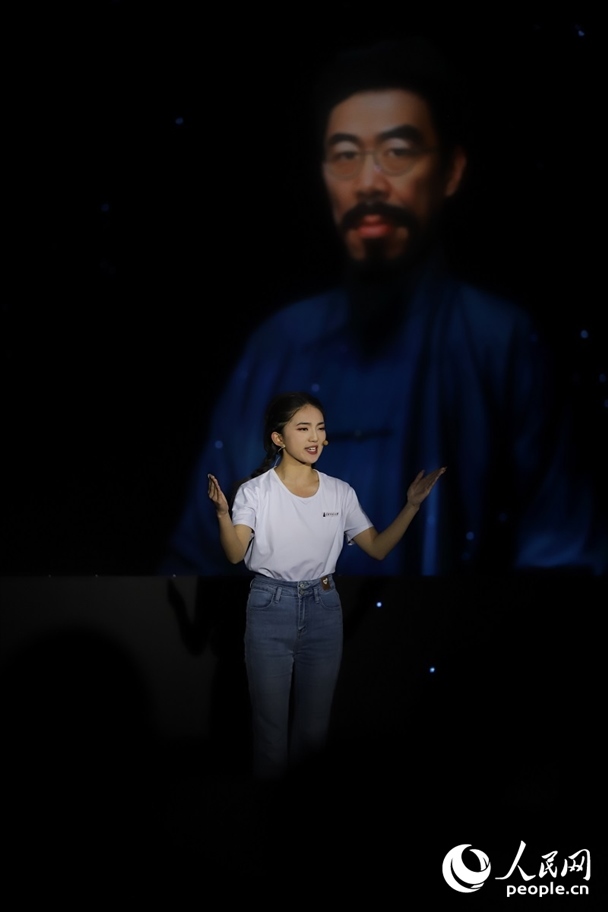 數(shù)字人“聞一多”與青年學(xué)生隔空對(duì)話。人民網(wǎng)記者 李發(fā)興攝