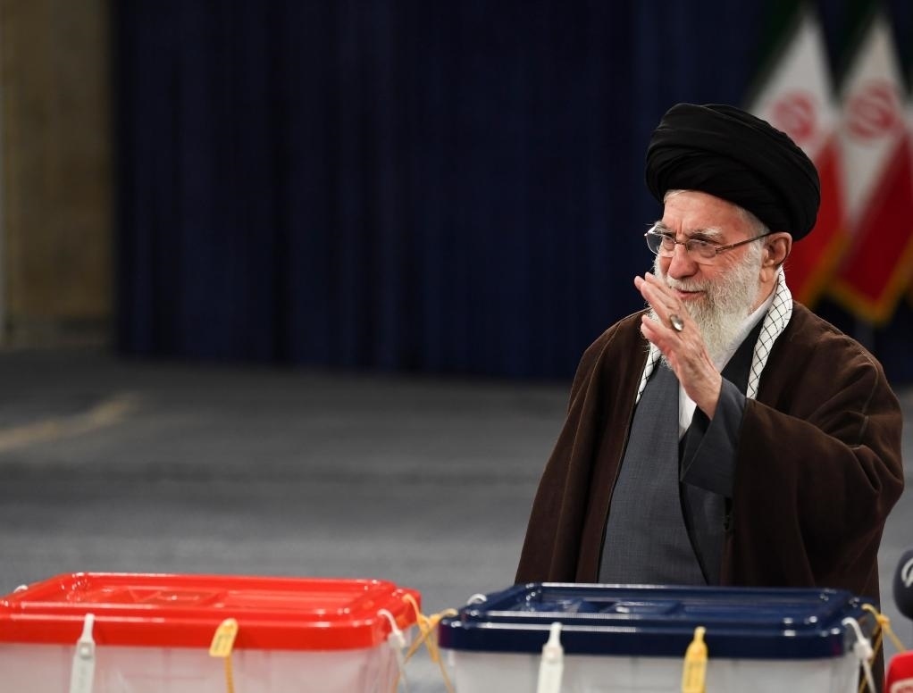 3月1日，在伊朗首都德黑蘭，伊朗最高領(lǐng)袖哈梅內(nèi)伊在設(shè)于領(lǐng)袖府內(nèi)的投票站投票。新華社記者沙達提攝