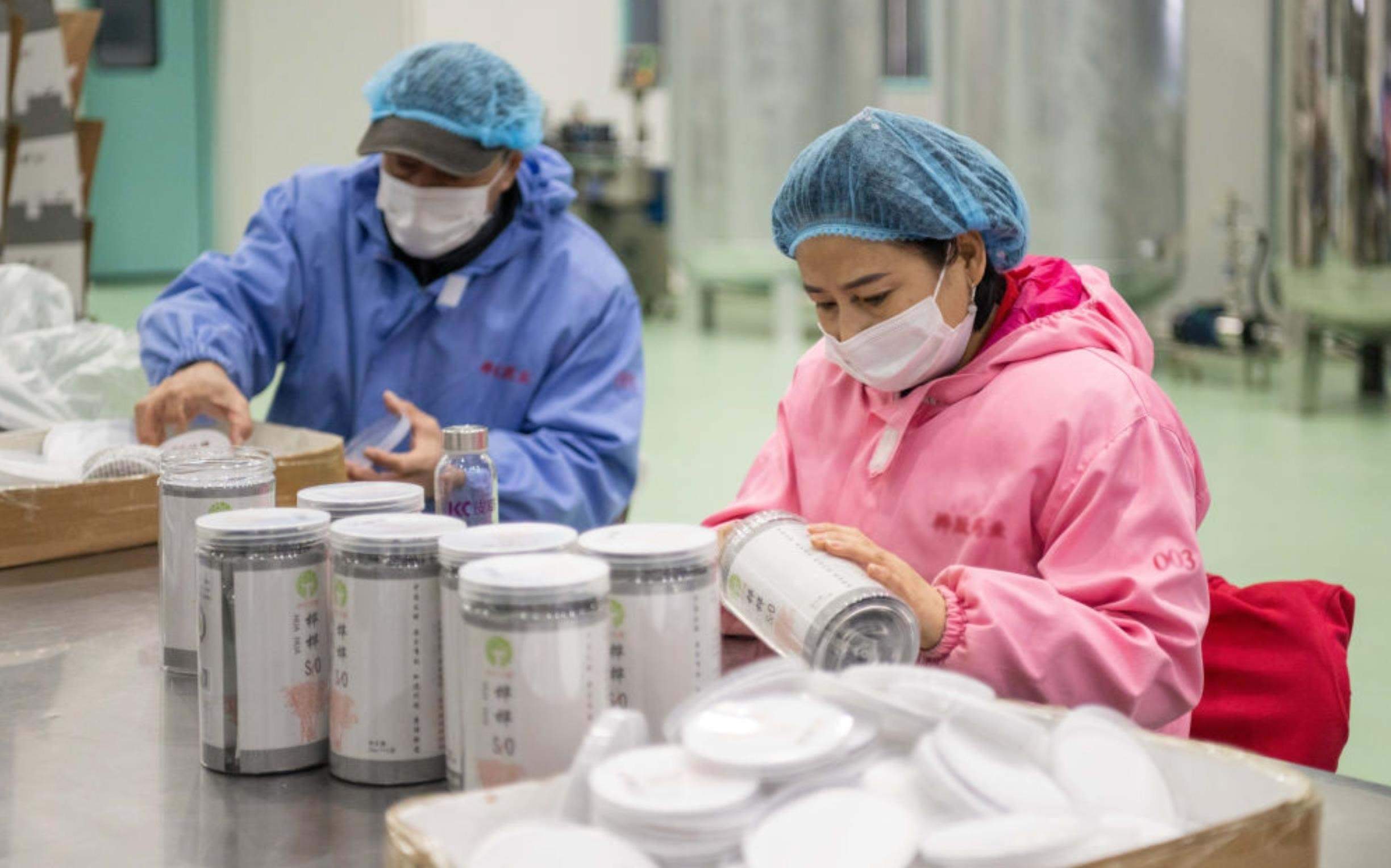 △2024年3月12日，黑龍江伊春一家公司內(nèi)，工作人員在包裝樺樹汁相關(guān)產(chǎn)品。