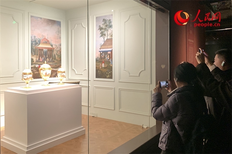 游客正在參觀展覽。人民網(wǎng)記者 韋衍行攝