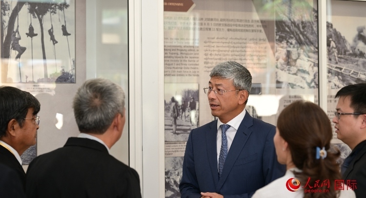 陳海大使了解中國(guó)遠(yuǎn)征軍紀(jì)念館情況。人民網(wǎng)記者 謝佳君攝