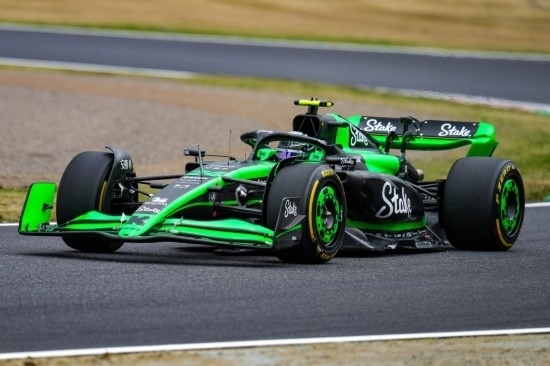 4月5日，索伯車(chē)隊(duì)中國(guó)車(chē)手周冠宇在練習(xí)賽中。新華社記者 張笑宇 攝