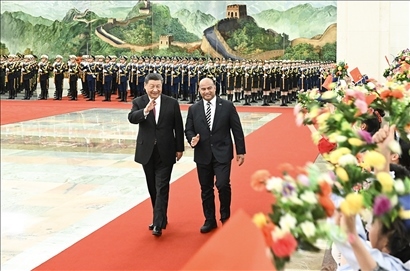 △2024年3月25日，習(xí)近平主席在北京人民大會堂同來華進行國事訪問的瑙魯總統(tǒng)阿迪昂舉行會談。這是會談前，習(xí)近平主席在人民大會堂北大廳為阿迪昂總統(tǒng)舉行歡迎儀式。