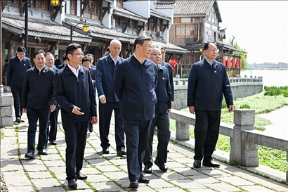 △2024年3月18日至21日，習(xí)近平總書記在湖南考察。這是19日上午，總書記在常德河街考察。