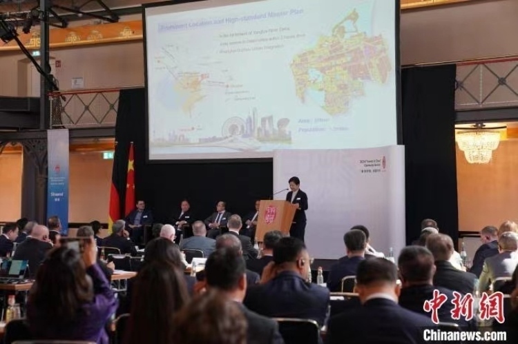 當(dāng)?shù)貢r間4月5日，由中國商務(wù)部主辦的“投資中國”德國專場推介活動在斯圖加特市舉行。中新社記者 馬秀秀 攝