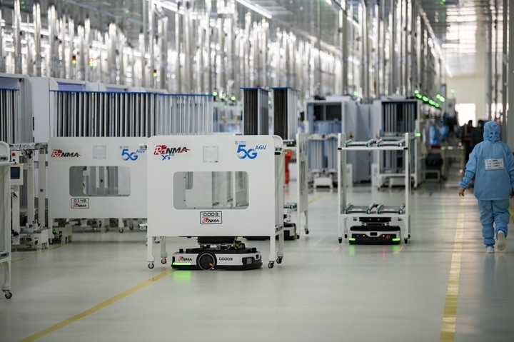 2024年1月10日，在位于浙江省金華市金義新區(qū)的潤(rùn)馬光能集團(tuán)金華工廠智能化生產(chǎn)車(chē)間里，AGV（自動(dòng)導(dǎo)引運(yùn)輸）小車(chē)忙碌穿梭在生產(chǎn)單元之間。圖源新華社