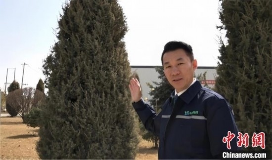 圖為王佐向記者介紹自己的新能源綠電廠區(qū)。白先森 攝