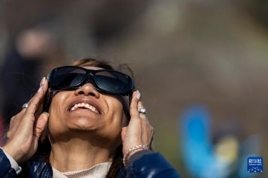 4月8日，一名女子在美國紐約州普拉茨堡觀看日食。新華社發(fā)（文森特·約翰遜攝）