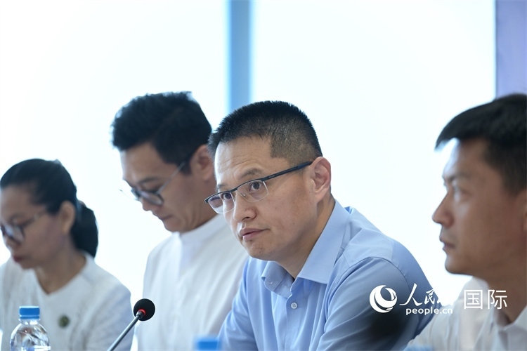 緬甸中國(guó)企業(yè)商會(huì)會(huì)長(zhǎng)、工商銀行仰光分行行長(zhǎng)劉銘介紹有關(guān)情況-人民網(wǎng)記者謝佳君攝