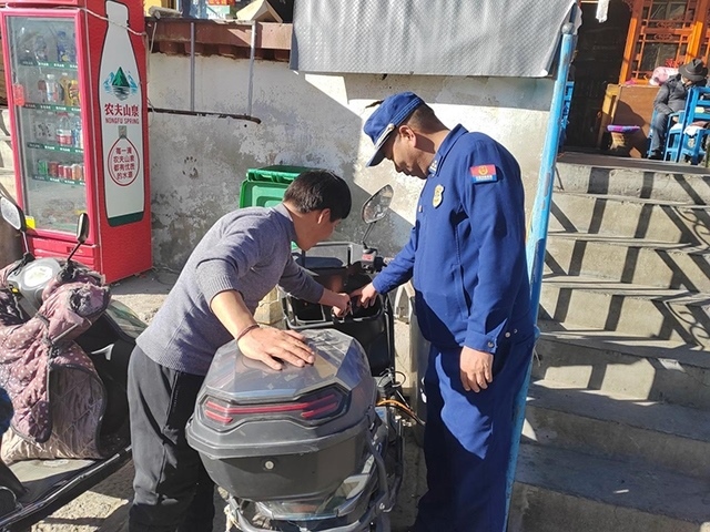 拉薩市消防救援支隊(duì)組織開(kāi)展電動(dòng)自行車消防安全檢查工作。受訪者供圖