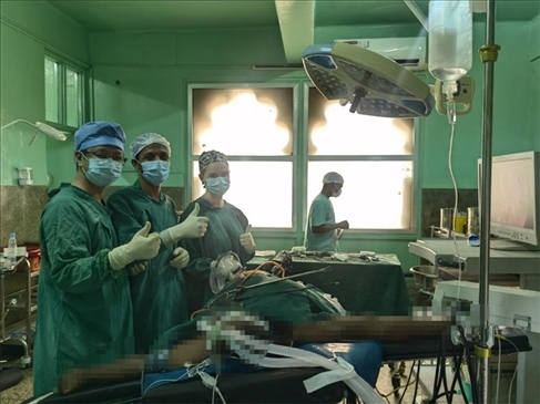 蔣國慶醫(yī)生（左）和當(dāng)?shù)蒯t(yī)生慶祝手術(shù)成功。中國援桑醫(yī)療隊(duì)供圖