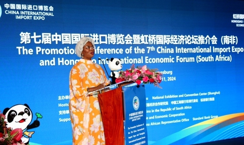 南非貿(mào)易、工業(yè)和競(jìng)爭(zhēng)部出口促進(jìn)司副總司長馬塔博格致辭。（圖片來源：中國國際進(jìn)口博覽會(huì)官微）