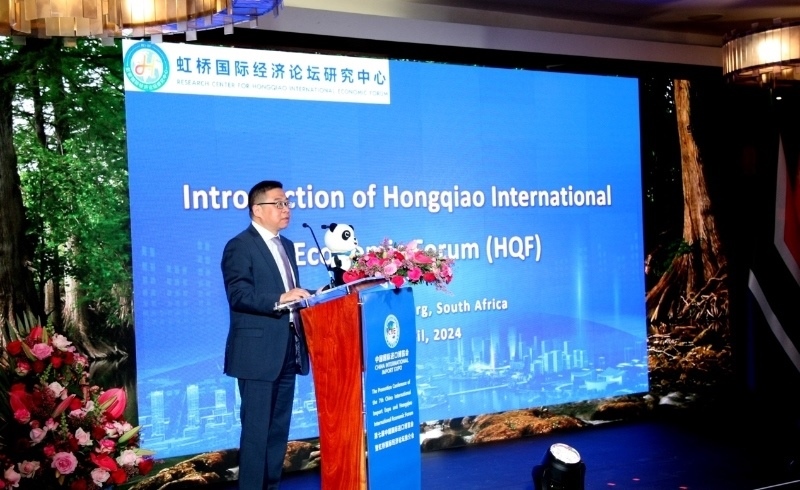 虹橋國際經(jīng)濟(jì)論壇研究中心副理事長、商務(wù)部國際貿(mào)易經(jīng)濟(jì)合作研究院副院長俞子榮致辭。（圖片來源：中國國際進(jìn)口博覽會(huì)官微）